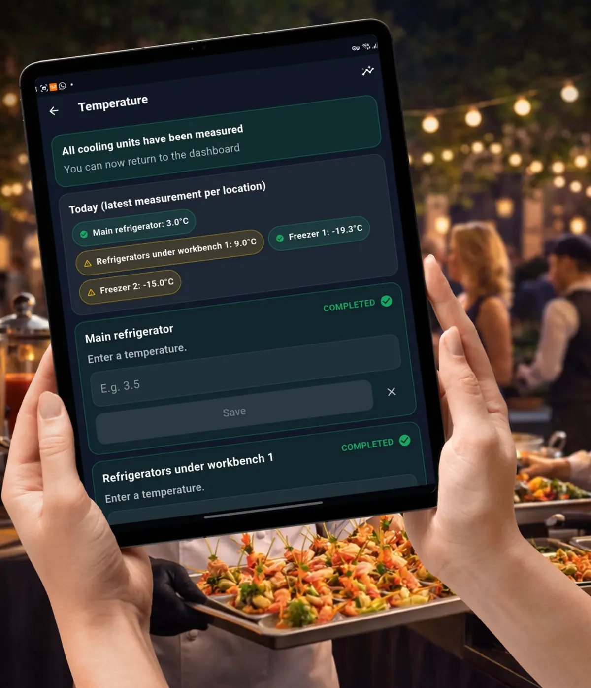 Medewerker registreert temperatuur digitaal in een professionele horecakeuken